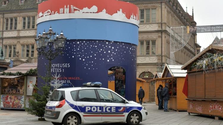 Une voiture de police devant le marché de Noël de Strasbourg le 27 novembre 2015 [PATRICK HERTZOG / AFP]