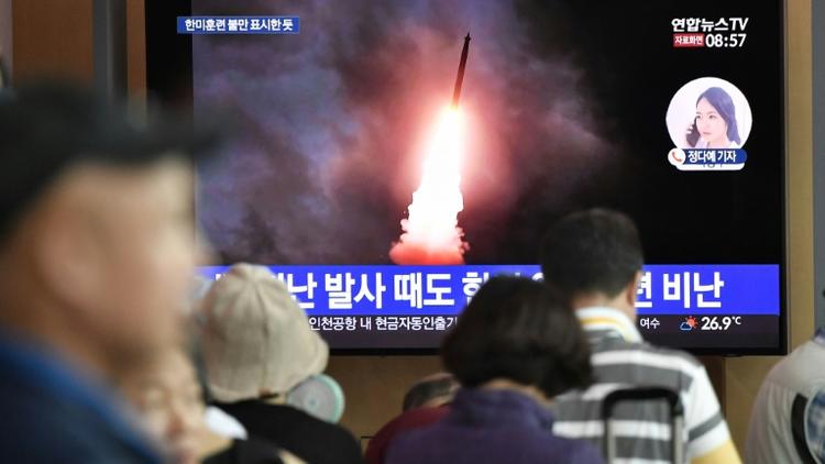 Des Sud-Coréens devant un écran de télévision diffusant des images du lancement d'un missile nord-coréen, à la gare de Séoul le 10 août 2019 [Jung Yeon-je / AFP/Archives]