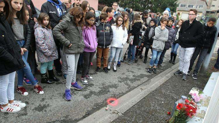 Des habitants de Joeuf, dans l'est de la France, rassemblés le 18 octobre 2015, en hommage à Lucas, un enfant de 7 ans poignardé par un homme souffrant de troubles psychiatriques [FRED MARVAUX / AFP/Archives]