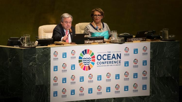 Le secrétaire général de l'ONU Antonio Guterres (g) ouvre la conférence mondiale sur les océans des Nations unies, le 5 juin 2017 à New York [Don EMMERT / AFP]