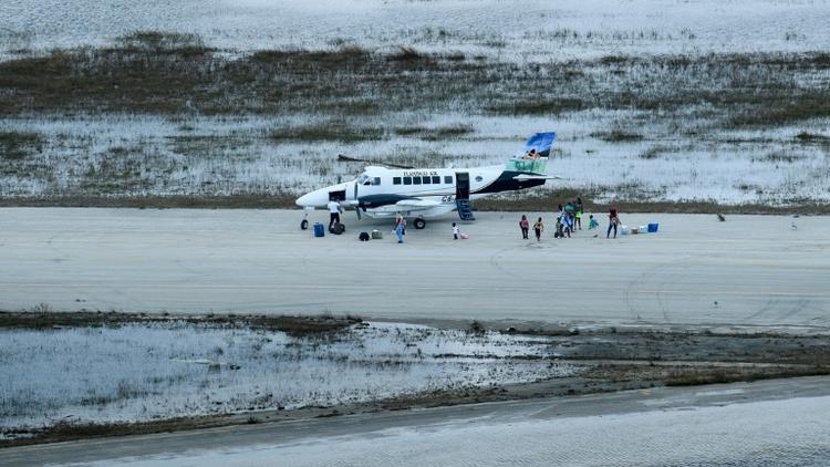 Un avion participe aux opérations d'évacuation, le 6 septembre 2019 à l'aéroport de Marsh Harbour, sur l'île d'Abaco, aux Bahamas [Brendan Smialowski / AFP]