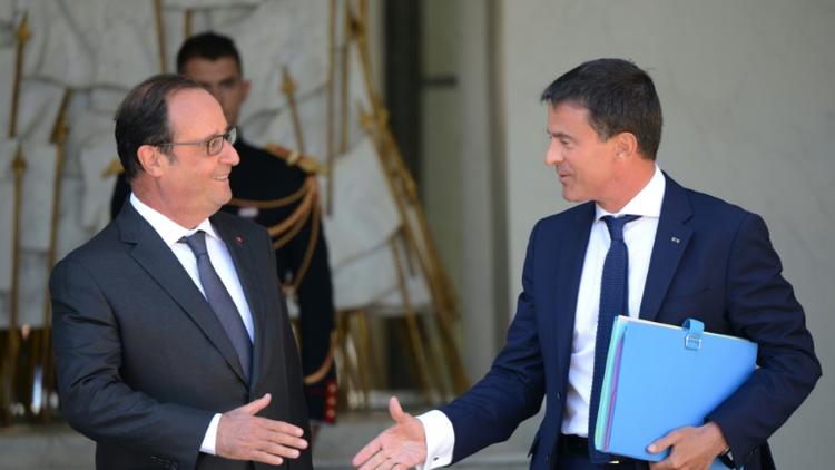 Le président de la République François Hollande et le Premier ministre Manuel Valls devant le palais de l'Elysée à Paris, le 19 août 2015 [HUGO MATHY / AFP/Archives]