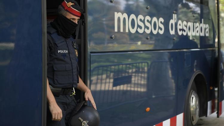 Un membre des Mossos d'Esquadra, la police catalane, près du parlement régional à Barcelone le 10 octobre 2017 [LLUIS GENE / AFP/Archives]