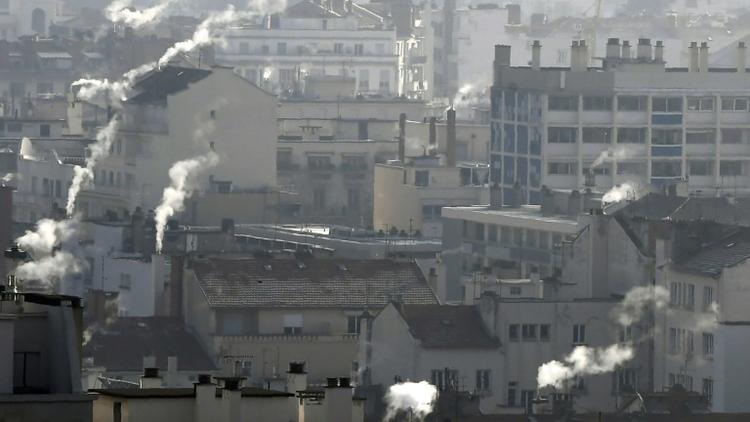 De la fumée s'échappe d'appartements à Lyon le 22 janvier 2017 [PHILIPPE DESMAZES / AFP/Archives]
