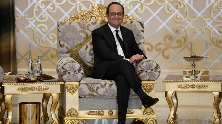 François Hollande lors de son entrevue avec la ministre des Emirats arabes unis, Noura al-Kaabi, après son arrivée à Abou Dhabi, le 2 décembre 2016 [STEPHANE DE SAKUTIN / AFP]