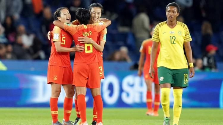 Les Chinoises (g) heureuses après leur victoire contre l'Afrique du Sud au Mondial féminin, le 13 juin 2019 au Parc des Princes à Paris    [Lionel BONAVENTURE / AFP]