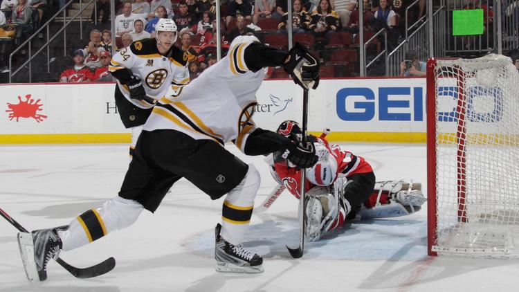 Loui Eriksson (c) des Boston Bruins, marque contre les New Jersey Devils en NHL le 13 avril 2014 à Newark [Bruce Bennett / AFP/Archives]