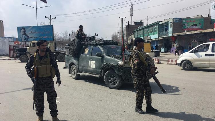 Des membres des forces de sécurité afghanes sécurisent un périmètre après un attentat-suicide, le 9 mars 2018 à Kaboul [Shah MARAI / AFP]