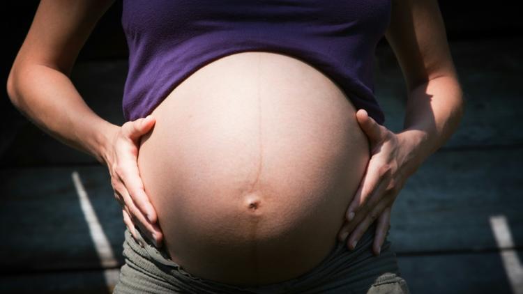 Une femme enceinte le 18 avril 2011 à Ygos-Saint-Saturnin en France.  [LOIC VENANCE / AFP/Archives]