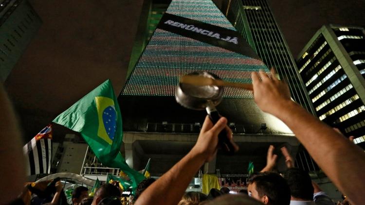 Des manifestants réclament la destitution de la présidente Dilma Rousseff et la démission de Lula da Silva, nommé ministre, à Sao Paulo, au Brésil, le 16 mars 20146 [Miguel Schincariol / AFP]