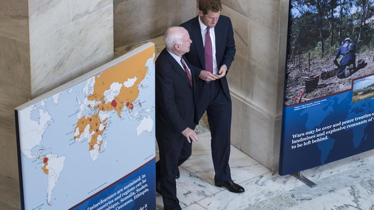 Le prince Harry visite en compagnie du sénateur américain John McCain une exposition sur les mines, au Capitole, à Washington le 9 mai 2013 [Brendan Smialowski / AFP/Archives]