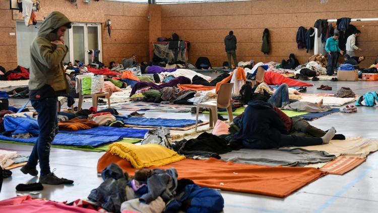 Des migrants kurdes et afghans s'apprêtent à dormir dans un gymnase de Grande-Synthe, près de Dunkerque, le 7 février 2018 [Denis Charlet / AFP/Archives]