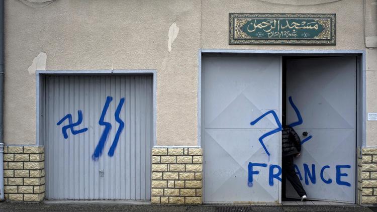 Des inscriptions islamophobes sur le mur d'une mosquée, ici à Décines près de Lyon, le 20 décembre 2011 [Jean-Philippe Ksiazek / AFP/Archives]
