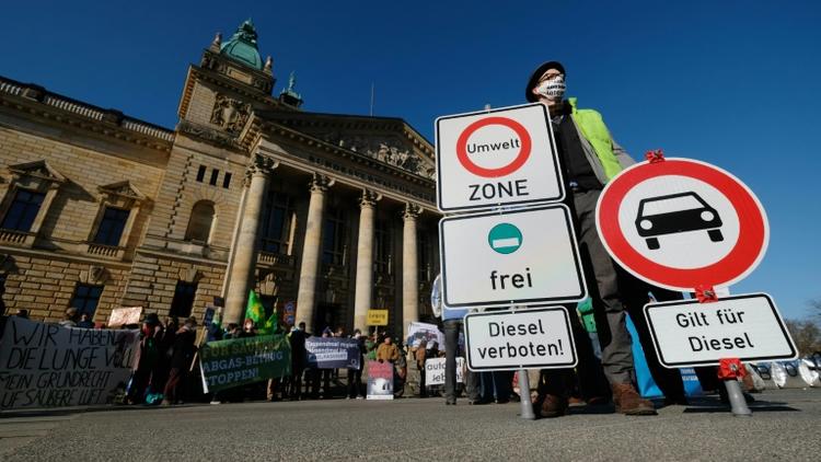 Des militants écologistes manifestent devant La Cour administrative fédérale de Leipzig qui doit rendre un verdict sur l'interdiction des vieux diesels dans les centres-villes les plus pollués, le 22 février 2018 en Allemagne [Sebastian Willnow / dpa/AFP/Archives]