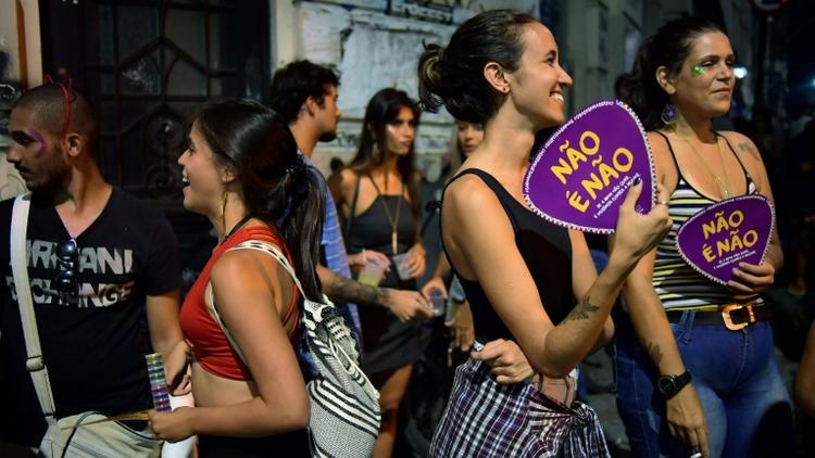 Avec leurs éventails en carton "Non c'est Non", des femmes participent au carnaval de Rio, le 7 février 2018 et dénoncent le harcèlement sexuel [CARL DE SOUZA / AFP]