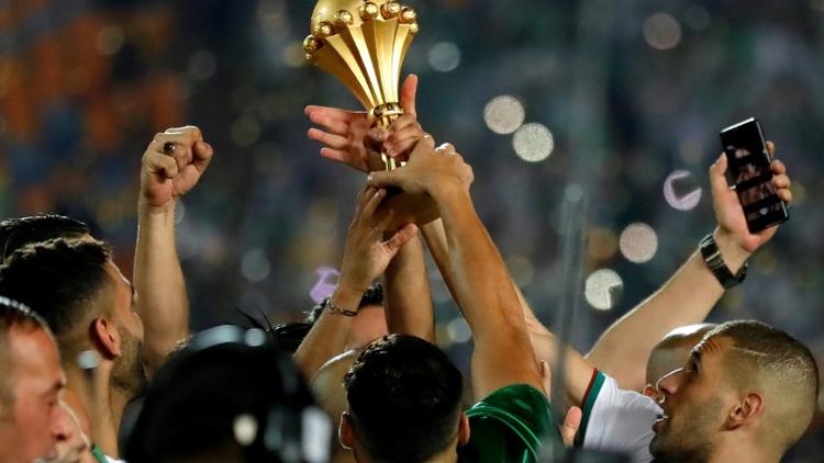 Les Fennecs avec le trophée de la CAN le 10 juillet 2019 [Khaled DESOUKI / AFP]