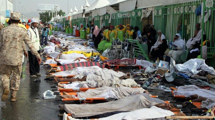 Des corps alignés après la bousculade meurtrière le 24 septembre 2015 à La Mecque [STR / AFP]