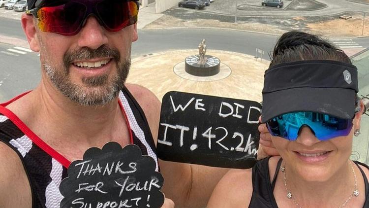 Photo fournie par un couple sudafricain, Collin et Hilda Allin le 28 mars 2020 à Dubaï, dans laquelle ils remercient par écrit les gens pour leur soutien, annonçant avoir couru un marathon sur le balcon de leur appartement alors que les habitants... [- / AFP]
