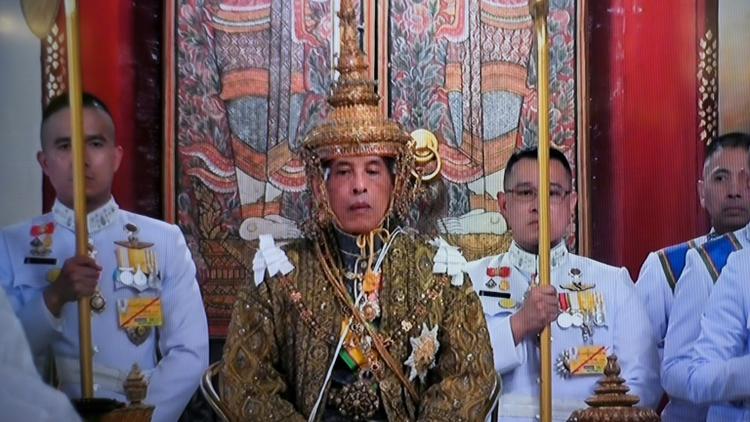 Capture d'image de la télévision thaïlandaise, le 4 mai 2019, montrant le roi Maha Vajiralongkorn lors des cérémonies pour son couronnement à Bangkok [Thai TV Pool / THAI TV POOL/AFP]