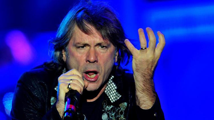 Bruce Dickinson, le chanteur du groupe de rock heavy metal Iron Maiden, en concert à Santiago du Chili le 10 octobre 2013 [Francesco Degasperi / AFP/Archives]