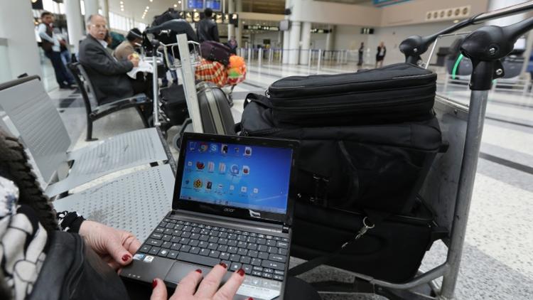 Une voyageuse syrienne en partance pour les Etats-Unis consulte son ordinateur à l'aéroport de Beyrouth, le 22 mars 2017 [ANWAR AMRO / AFP]