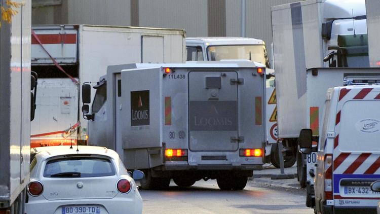 Un véhicule de société de transport de fonds Loomis après un braquage le 19 octobre 2012 à Aubervilliers [Mehdi Fedouach / AFP/Archives]