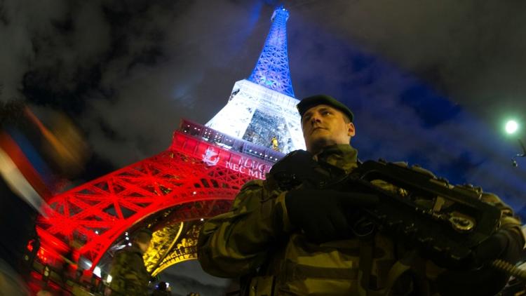 Un militaire du plan Vigipirate devant la Tour Eiffel le 16 novembre 2015 à Paris [JOEL SAGET / AFP]