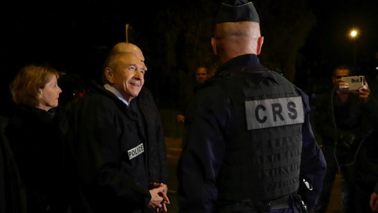 Le ministre de l'Intérieur Gérard Collomb rencontre des policiers lors d'un déplacement, le 8 octobre 2017, dans l'Essonne à Viry-Châtillon [Thomas SAMSON / AFP]