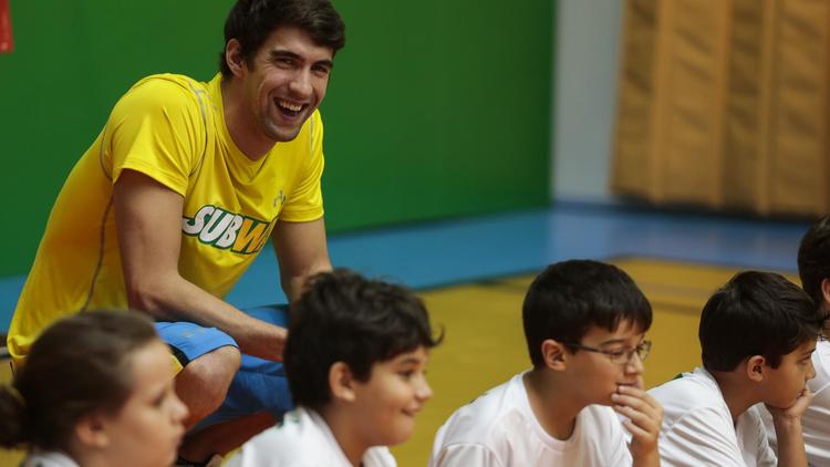 Michael Phelps parle à un groupe d'enfants de l'hygiène de vie et du bien-être à Sao Paulo, le 4 décembre 2013 [Miguel Schincariol / AFP/Archives]