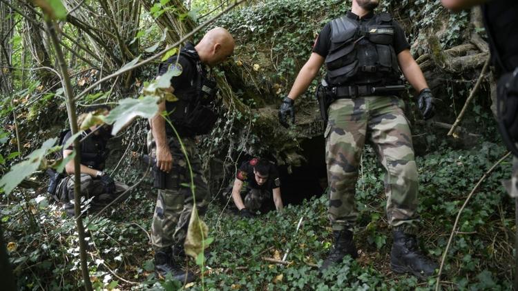 Les gendarmes à la recherche de Maëlys dans les bois aux alentours de Pont-de-Beauvoisin, le 30 août 2017 [PHILIPPE DESMAZES / AFP]