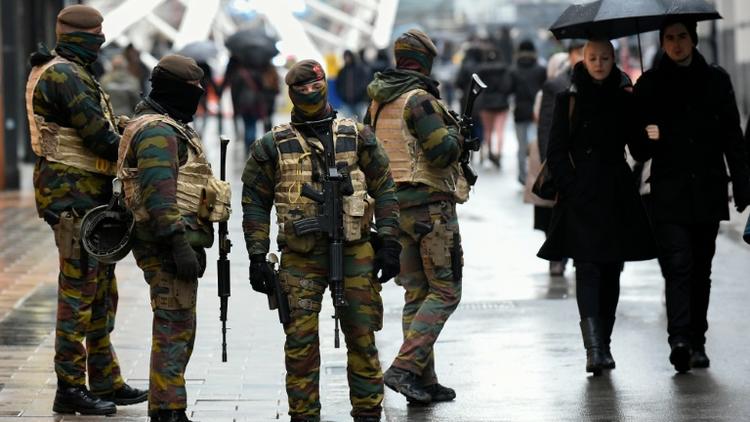 Des soldats patrouillent dans une rue commerçante de Bruxelles le 21 novembre 2015 [JOHN THYS / AFP]