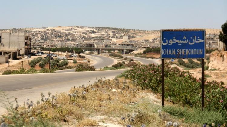Un panneau à l'entrée de la localité de Khan Cheikhoun, le 12 juillet 2017, où l'armée syrienne est soupçonnée d'avoir mené une attaque chimique meurtrière en avril [Omar haj kadour / AFP/Archives]