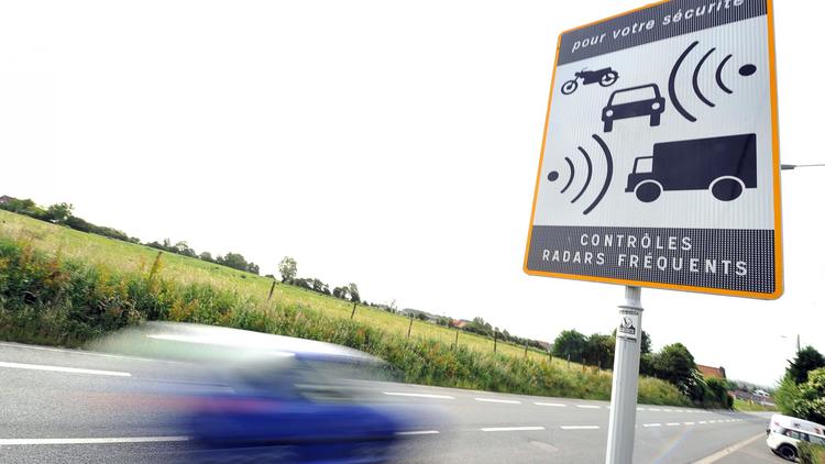 Un contrôle radar automatique sur une route du réseau secondaire en France. 