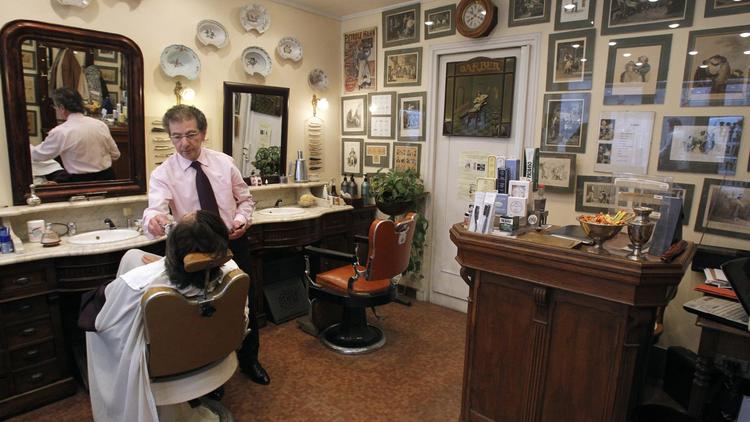 Le maître-barbier Alain dans son salon à Paris, le 31 mars 2010 [Patrick Kovarik / AFP/Archives]