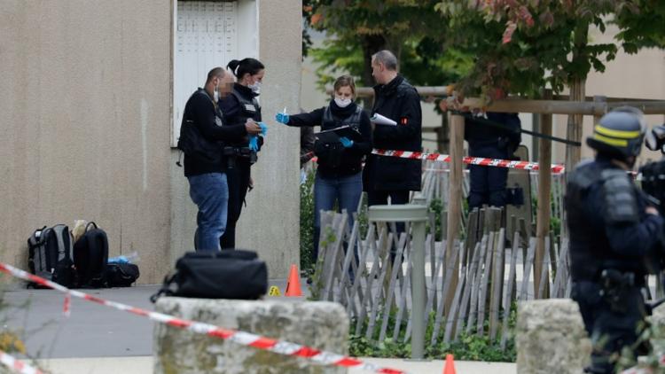 Des policiers sur les lieux où deux frères ont été grièvement blessés dans la cité de la Grande Borne à Grigny, dans l'Essonne, le 5 octobre 2017 [Thomas Samson / AFP]