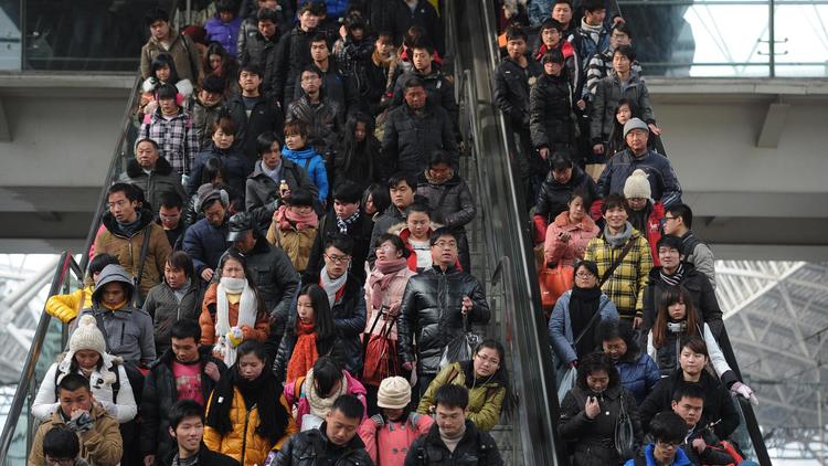 Des Chinois prennent un escalator à la gare ferroviaire de Hefei, le 17 janvier 2013 [- / AFP/Archives]
