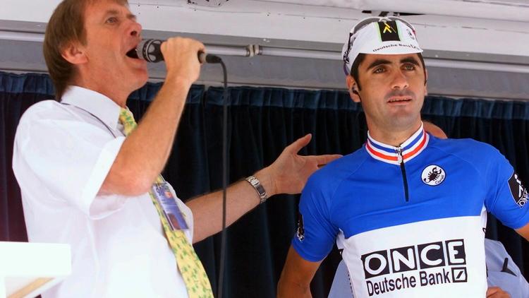 L'animateur Daniel Mangeas avec Laurent Jalabert avant la 12eme étape du Tour du Tour de France 1998 à Tarascon-sur-Ariège, le 24 juillet 1998  [Patrick Kovarik / AFP/Archives]