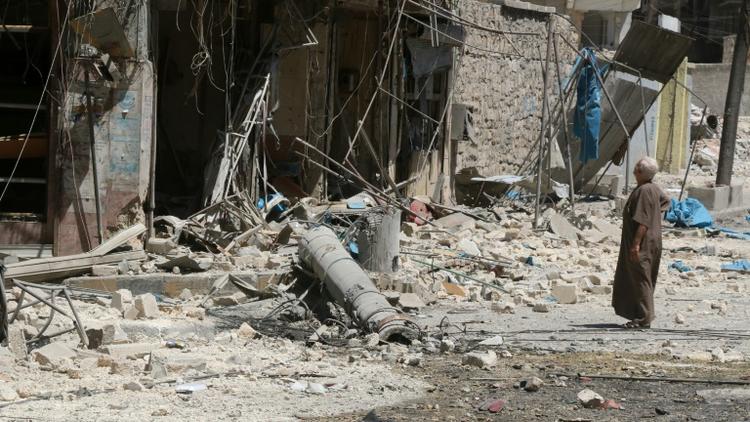 Un habitant du quartier Tariq al-Bab, à Alep en Syrie, inspecte les dégâts causés par des frappes aériennes, le 16 août 2016 [THAER MOHAMMED / AFP]