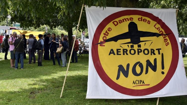 Des opposants à l'aéroport Notre-Dame-des-Landes manifestent près de la cour administrative d'appel de Nantes, le 18 juin 2015 [Georges Gobet / AFP]