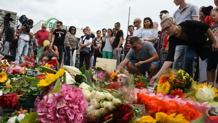Des fleurs déposées près du centre commercial Olympia-Einkaufszentrum, en hommage aux victimes de la fusillade, le 23 juillet 2016 à Munich [Christof Stache / AFP]