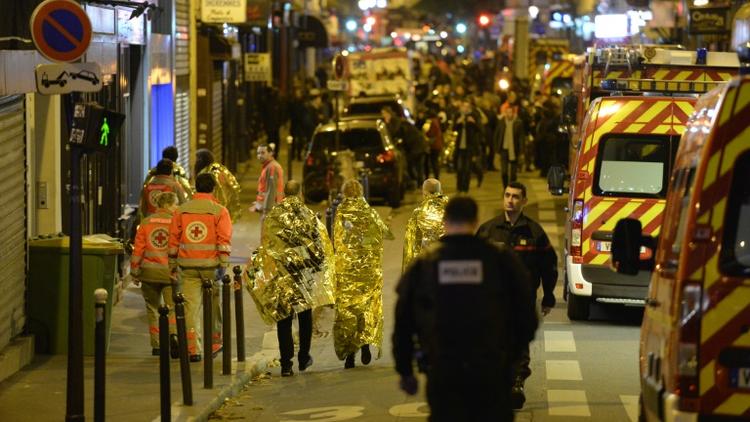 Secours et forces de l'ordre rue Oberkampf, près du Bataclan, à Paris, après les attaques du 13 novembre 2015 [MIGUEL MEDINA / AFP/Archives]