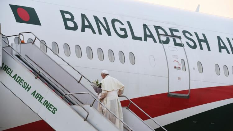 Le pape François monte dans l'avion après une visite de trois jours au Bangladesh, le 2 décembre 2017 [PRAKASH SINGH / AFP]