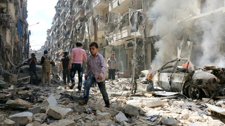Scène de destructions après un raid aérien dans le quartier al-Kalasa à Alep, le 28 avril 2016 [AMEER ALHALBI / AFP]