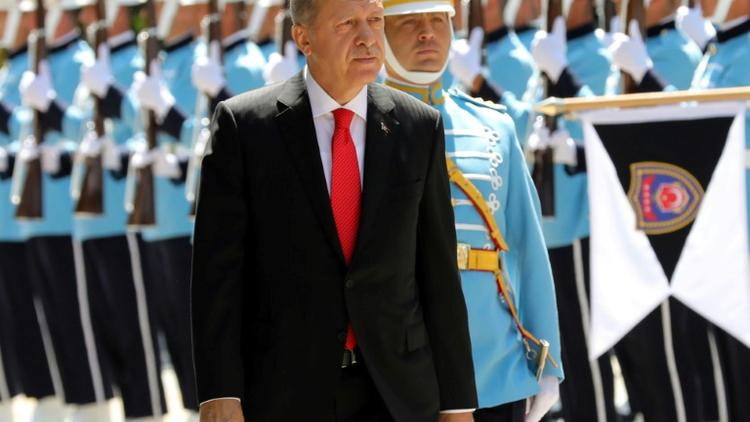 Le président turc Recep Tayyip Erdogan passe en revue la garde d'honneur à son arrivée au Parlement, le 7 juillet 2018 à Ankara [ADEM ALTAN / AFP]