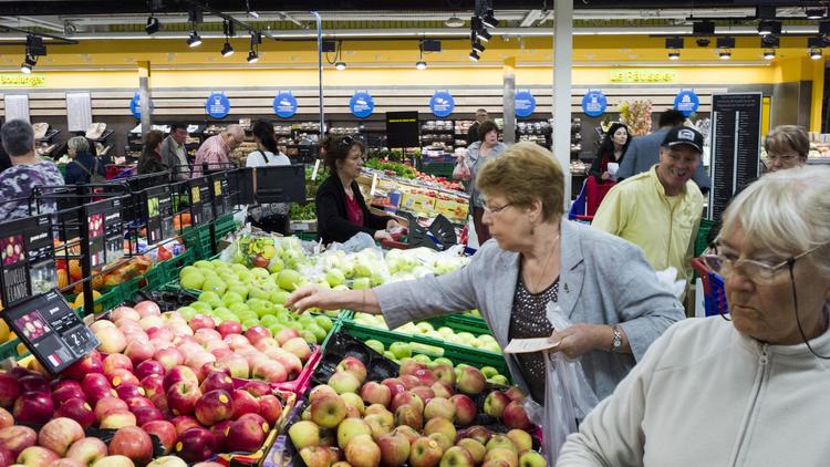 Les clients d'un supermarché regardent des pommes, le 14 juin 2013 à Sainte-Geneviève-des-Bois (Essonne)  [Fred Dufour / AFP/Archives]