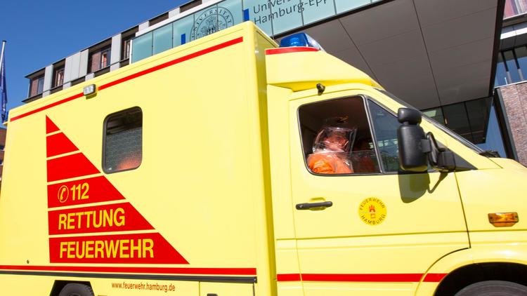 Une ambulance transporte le patient infecté par le virus Ebola arrive à l'hôpital universitaire de Hambourg-Eppendorf, le 27 août 2014 [Georg Wendt / DPA/AFP]