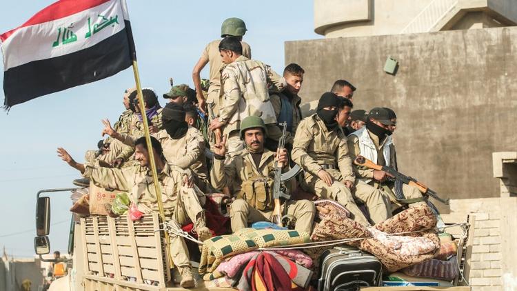 Des combattants sunnites progressent dans le quartier Tel Rumman le 10 mars 2017 à Mossoul [AHMAD AL-RUBAYE / AFP]