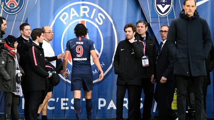 L'attaquant du PSG Edinson Cavani quitte la pelouse, blessé, lors du match contre Bordeaux, le 9 février 2019 au Parc des Princes [FRANCK FIFE / AFP]