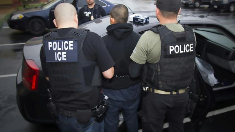 Photo fournie le 11 février 2017 par les services américains de l'Immigration et des Douanes (ICE) de l'arrestation d'un homme lors d'une opération le 7 février 2017 à Los Angeles  [Charles Reed / ICE/AFP/Archives]