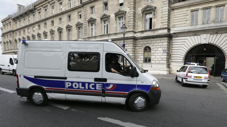 Un véhicule de police à Paris [Kenzo Tribouillard / AFP/Archives]